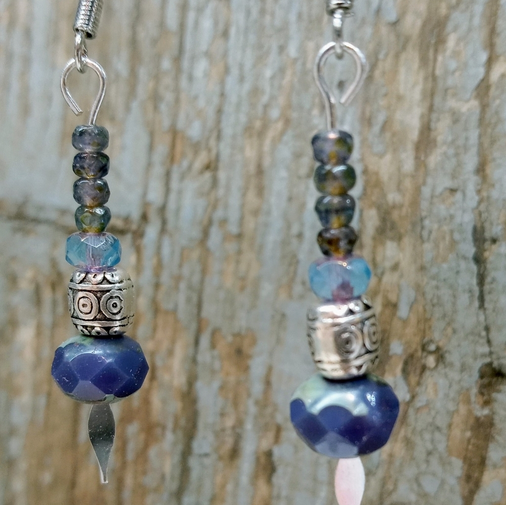 Periwinkle glass bead earrings - Picture 4 of 5